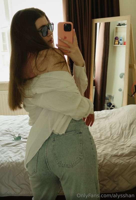 You should see how I can still pose… 😏Ти б бачив, як я можу ..