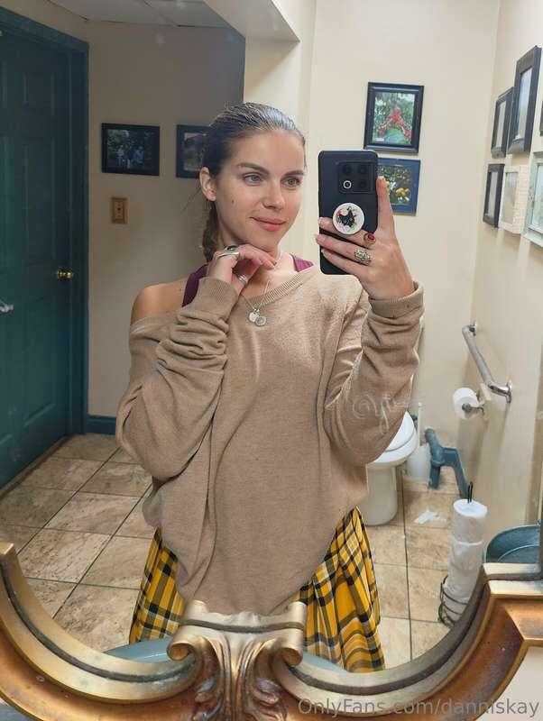 Not another bathroom selfie 💛🙈 who wants to be my camera man..