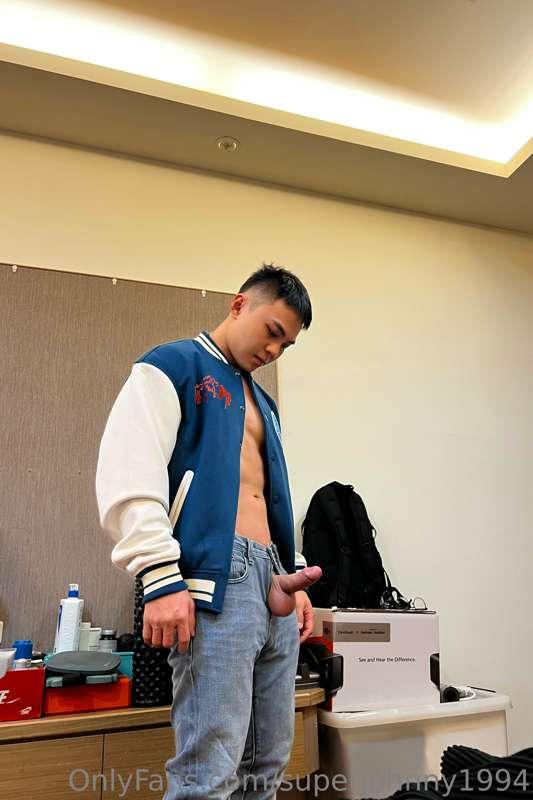 不好容易從牛仔褲的褲襠掏出屌跟蛋🤭
不用屌環了褲襠夠緊了🥵
My pants are too small🥵