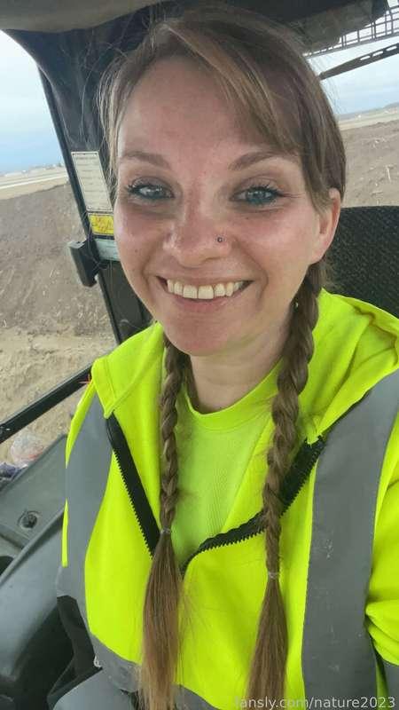 The best way to relax after work is touching my tits. But I’d enjoy it a lot more if it was you touching them 😈

#fyp #naturedani #bluecollar #outside #bigtits #bigboobs #naughty #pawg #tatted #curvy #thick 