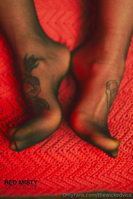 Wrinkled soles and long toes of @redmisty99 New FJ video dro..