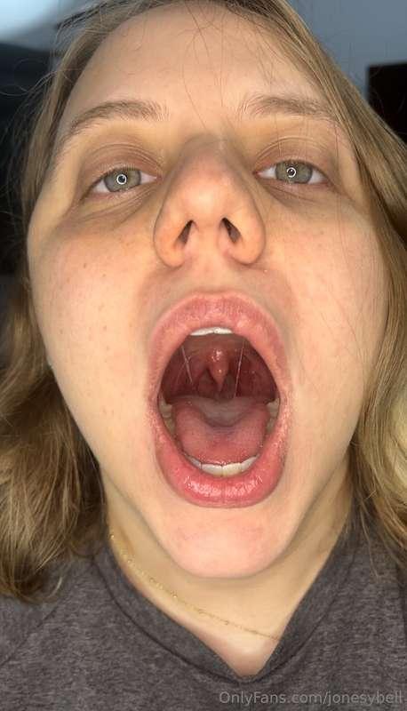 The cave of wonders 👅 a five minute look at deep in my mouth..