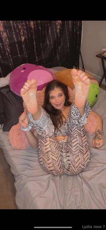 Some cute flexibility tests with my feet. And a sexy little ..