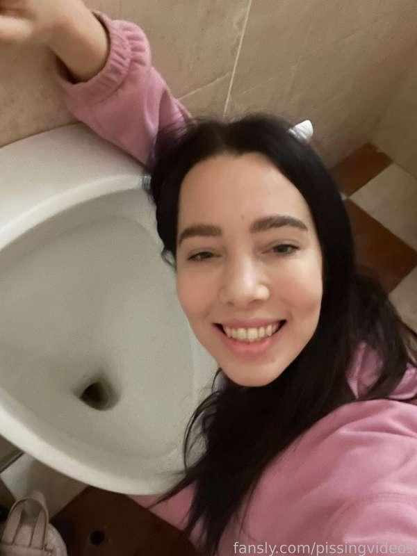 pissingvideos image #2