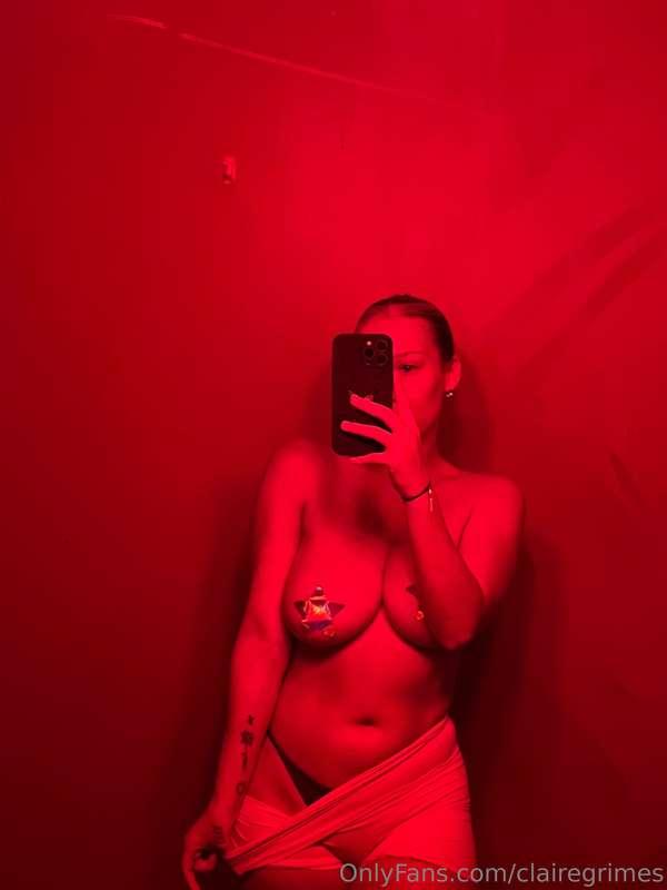 Snuck into the bathroom for these pics at a lifestyle club…😏