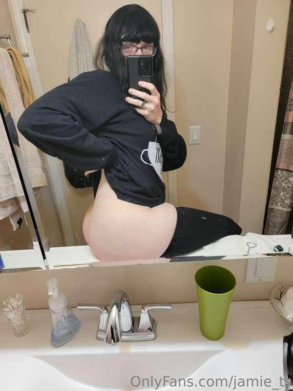 Hairs a little messy, ass a little thiccy