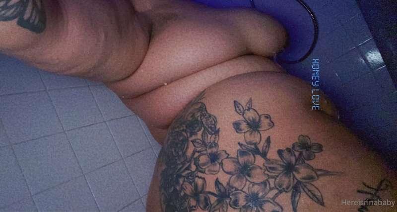 Hate showering alone. 😭 need a body to rub mine on