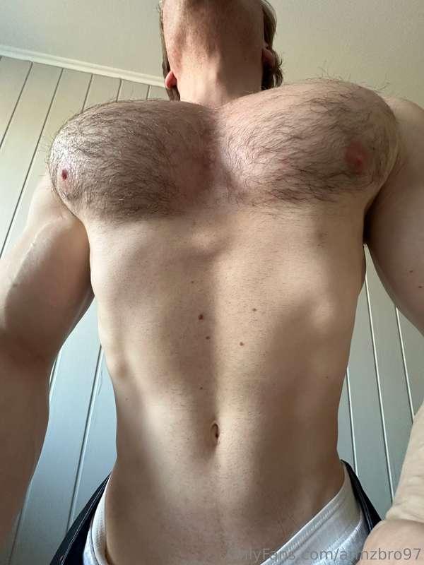 Come and worship my hairy pecs 😌💪