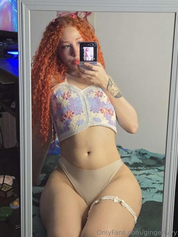 just showing enough skin to grab your attention 💋