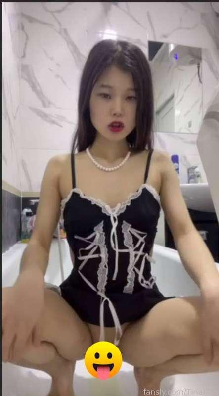 Im such a bad girl, I made my bath tub all yellow with my pee 👀





#pee #video #pissing #taboo #shower #wet #asian #kinky #natural #fyp #fetish