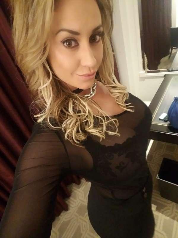 Good Saturday morning Notties! Feeling sexy and ready to hav..