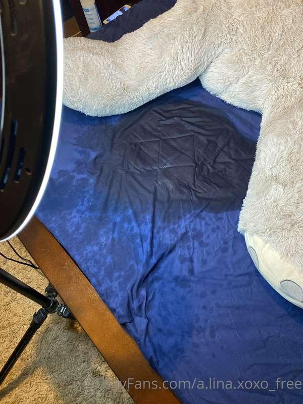 Look what I did to the bed, my first time squirting🥵 check y..