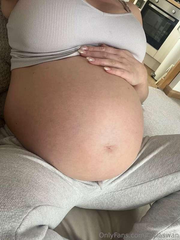 A few casual bump pics... doesn't it look big when I'm sitti..