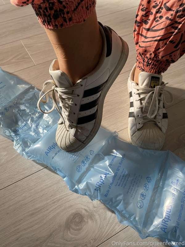 And shot with smelly adidas superstar ❤️