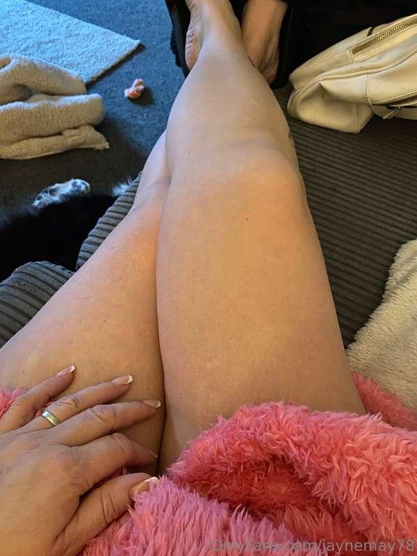 Relaxing reading and thought I would take a couple snaps, ca..