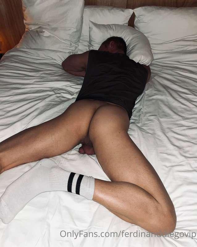 Small but a fine 🍑 I can handle it. Goognight 😏