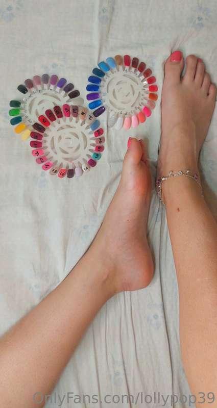 Hey guys! It's finally time to change my nail polish! 💅 I re..