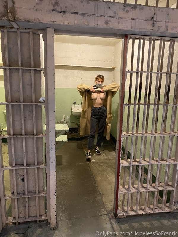 Jailbird 🐦🚨 lock yourself in this 5x9 cell with me for an av..