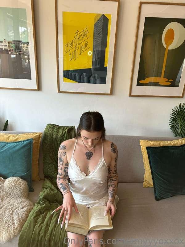 Cute, smart and a filthy little slut who likes to read porn ..