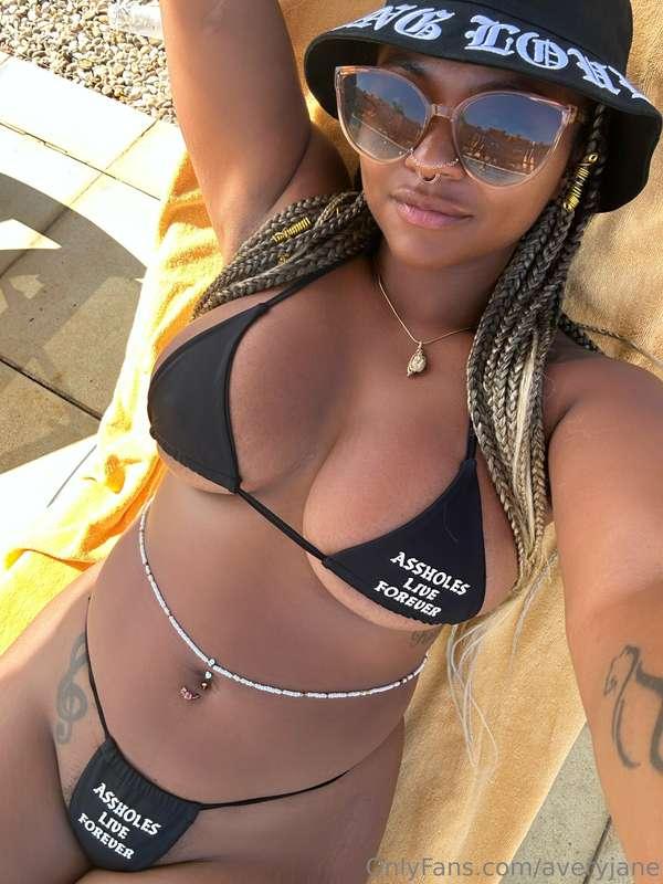 Come lie here with me and let's enjoy the weekend 🥰