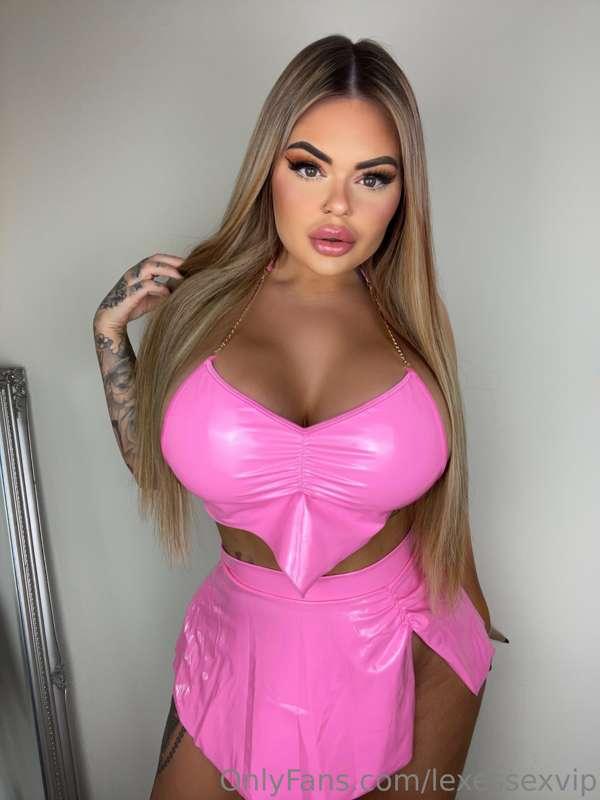 Big tits really do look good squeezed into PVC 😘
