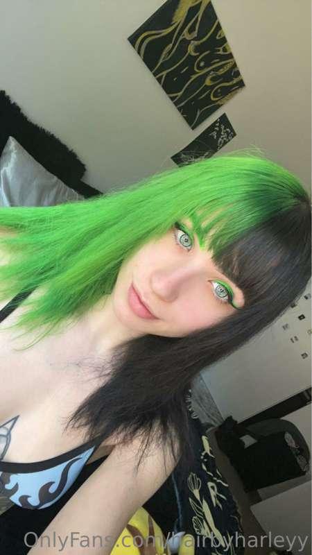 Blow Dried VS Straightened 💚 

I retouched my green today an..