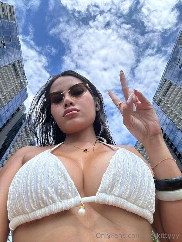 Sea, sky, or me? 💋
