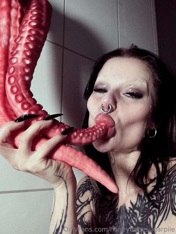 Not me getting drowned in saliva 💦🐙
