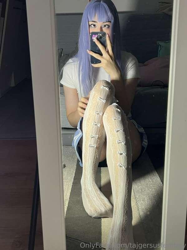 my feet are so cute in these stocking :333