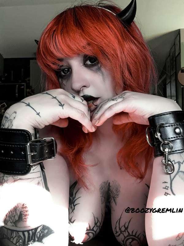 Enjoy a 3 days free on my fans.ly! Over 45+ pictures from th..