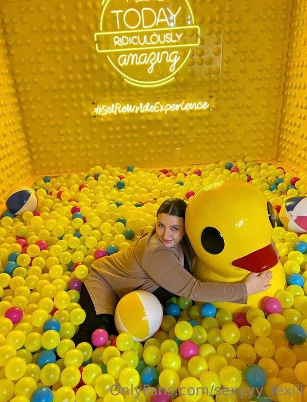 Look how big this di- I mean duck is! 😳😁