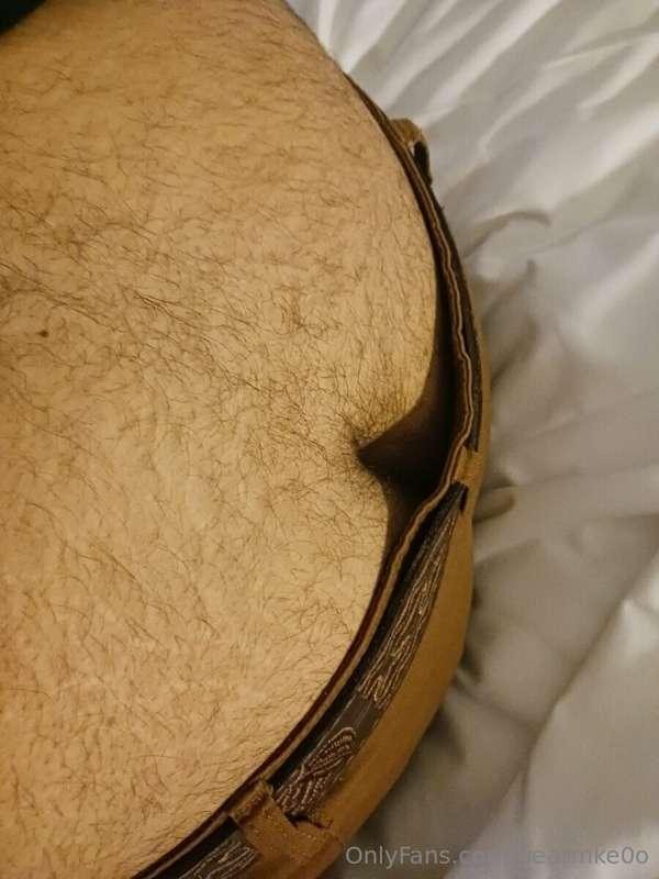 Who doesn’t like a hairy ass crack 😈