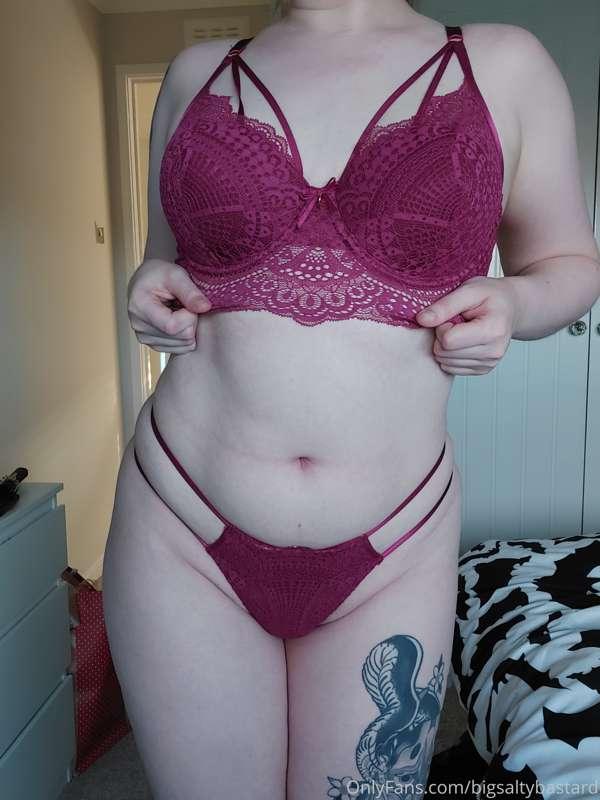 Which colour looks nicer on me? 🥰