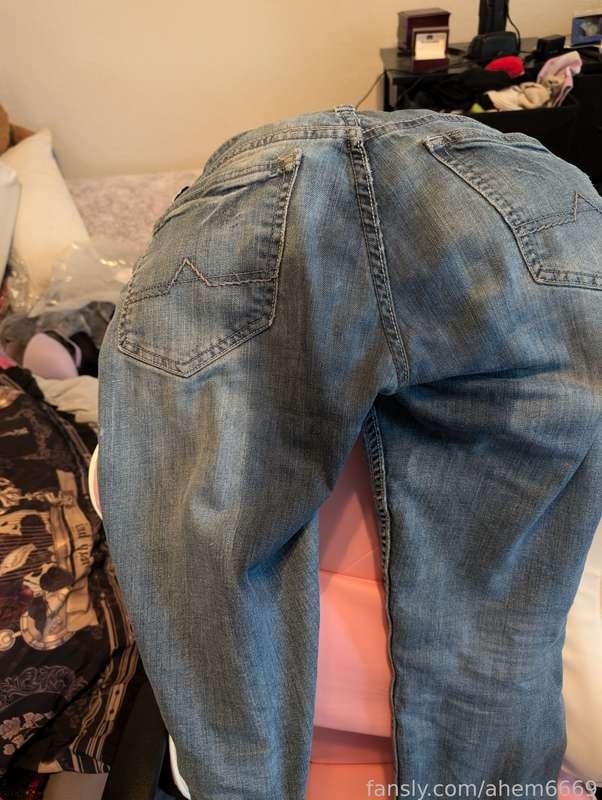 We ended the stream on a good note! My roomie heard a little bit 🫣 but we're good! The pads made a delightfully squishy sound when done though... My socks are soaked through now 🤭

#omorashi #pantswetting #watersports #pee #piss #omo