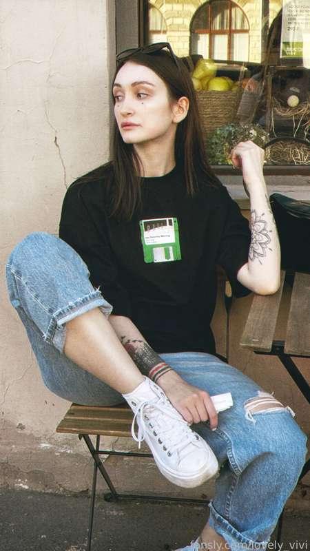 It's springtime, it's very warm outside, and it's very hard for me to stay at home and do things. I want to walk around all day and enjoy the sunshine 🌞 

#daddysgirl #brunette #student #public #lifestyle #cute #tattooed #gfe #girlnextdoor #slim 