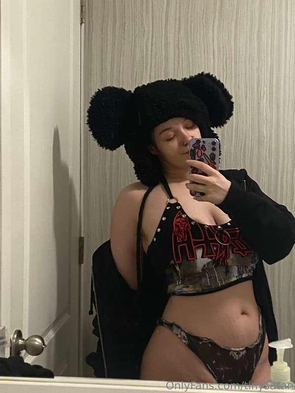 Enjoy some slutty lit mirror selfies ✨ from last weekend whe..