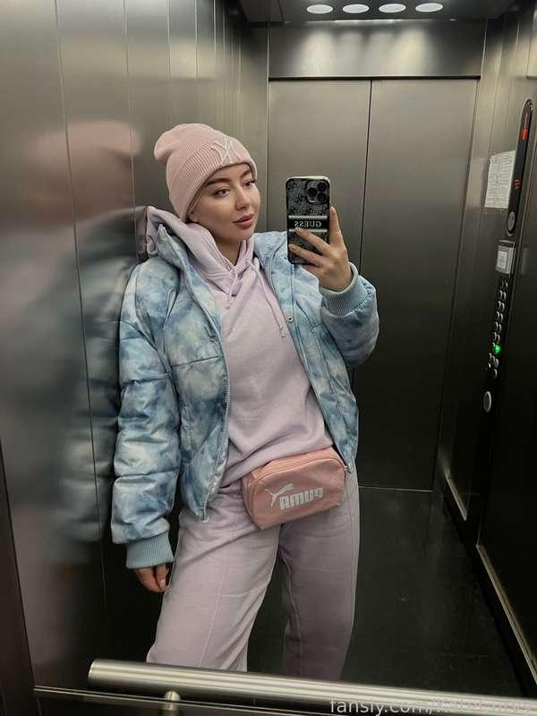 Are you ready for winter yet?😈🥶 It's time to put on warm clothes and wallow in the snow!👻😱 When will you stop throwing snow at me?❤️ It's time to play serious toys or I'll throw snow down your neck❄️☃️

#winter #Christmas #hot #boobs #milf #pussy #bdsm #horny #fyp #sexting