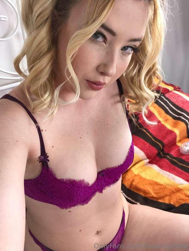 Titties say hiiii. Say it back? 👀💜