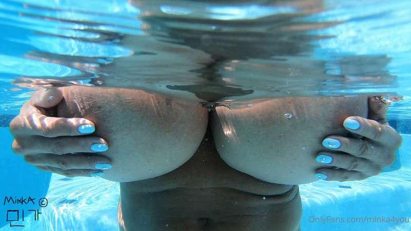 Big boobies help mi swim XOXO