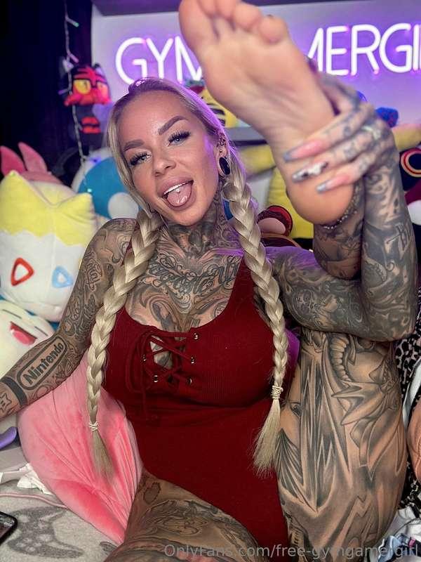 Worship my feet 🦶 babe 