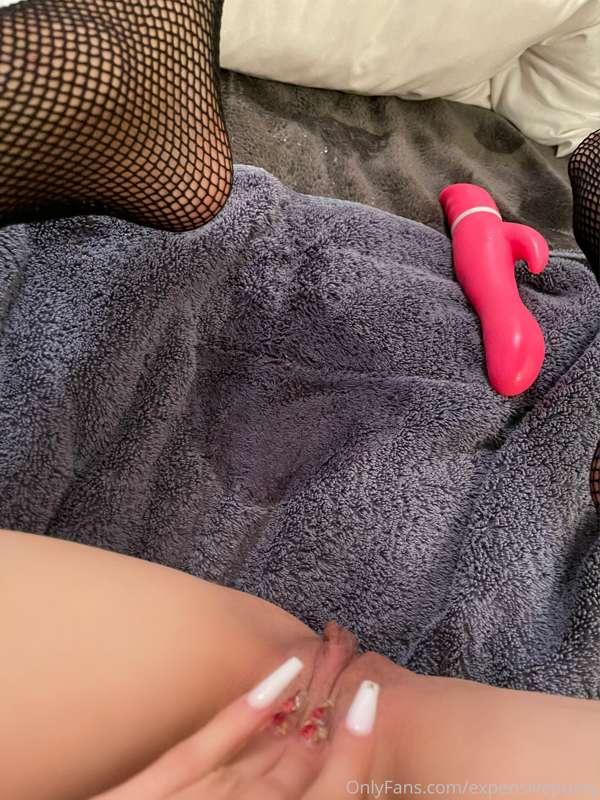 who wants the 3 min video of me squirting a whole ass mess f..