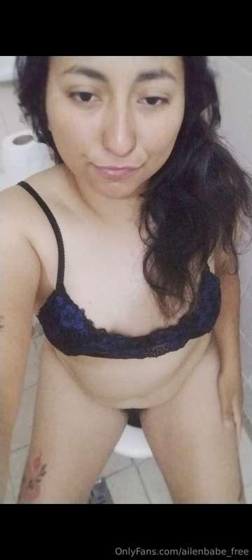 [s.c.a..t..]With lingerie sitting on my throne🤎👑🚽$3 for the ..