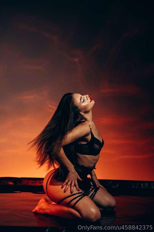 З голою дівчиною важко сперечатися...=)