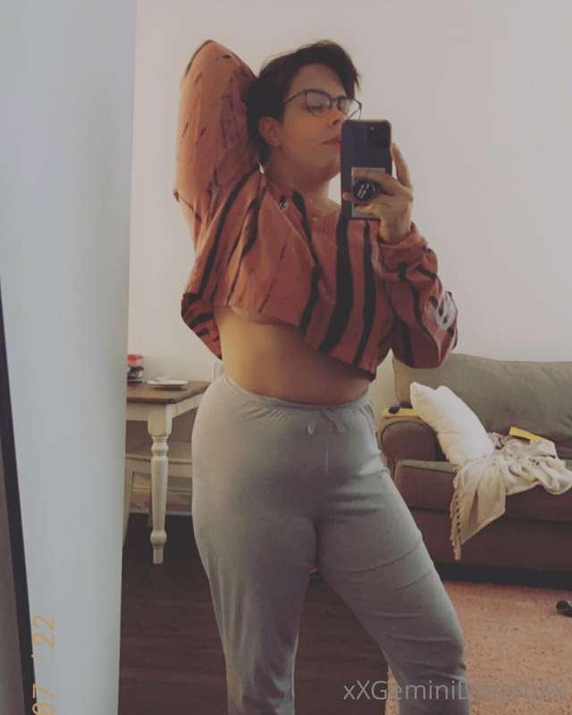 Big titties and crop tops, the perfect combo 😍
