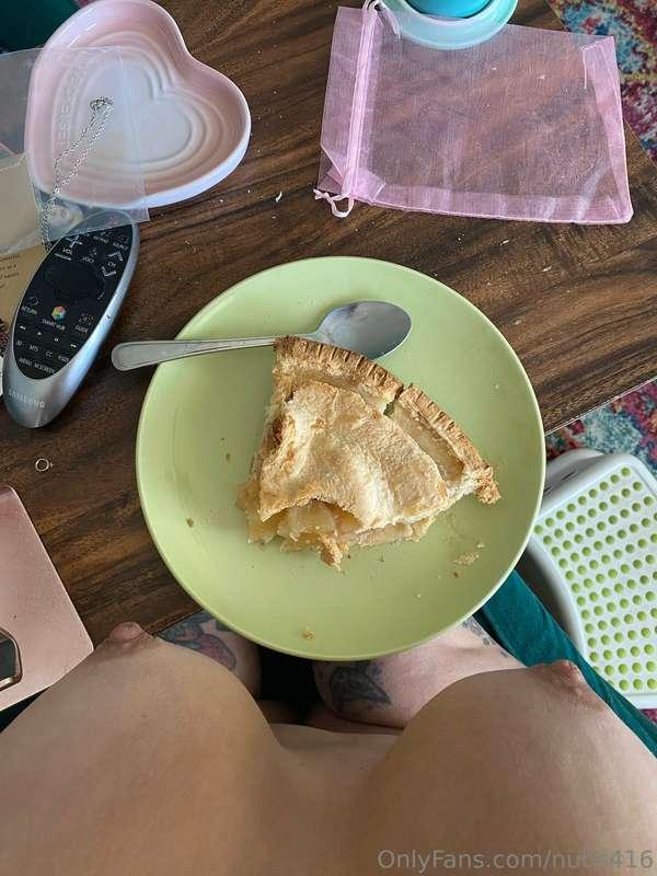 Apple pie for breakfast!? 🥧 Yes please! ☺️ Happy Sunday, Lov..