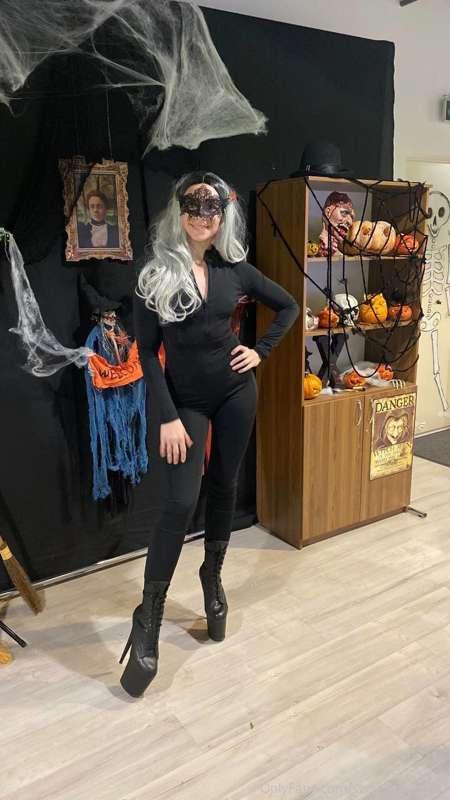 Halloween 🎃 witch is my alternative for today! What about yo..