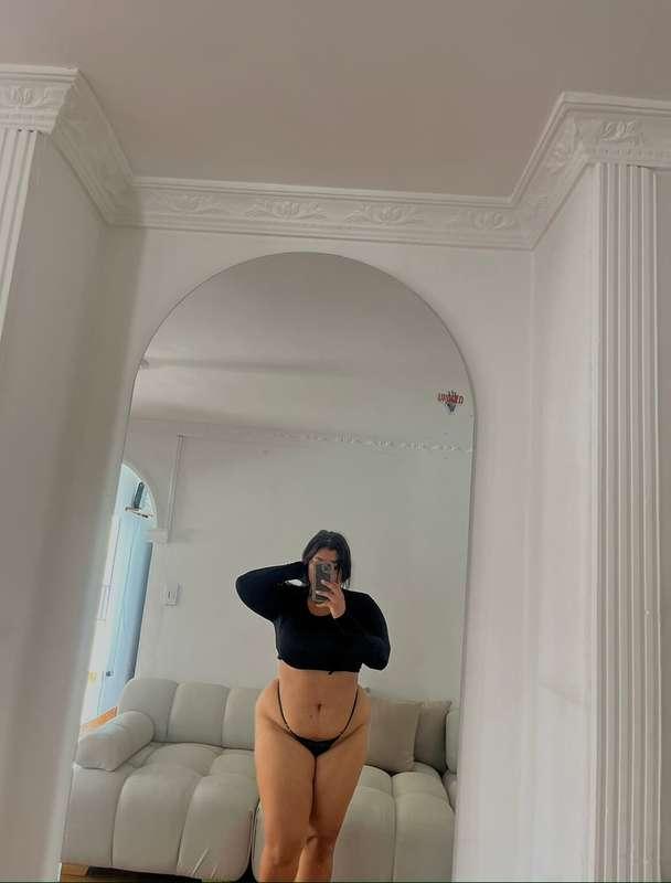 would love a mirror selfie where you're groping my ass lol😏🙈