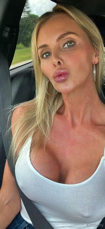 I have two sets of pretty lips 👄 wanna see?