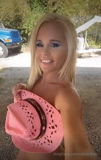 This sexy cowgirl is going to take it all off slowly🤠🔥