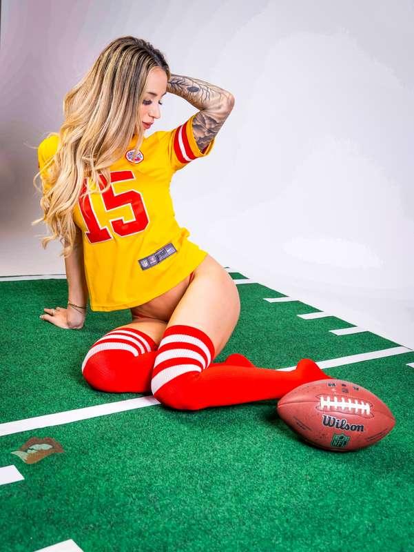 Who thinks the Chiefs can pull off the W?!🏈🤍 